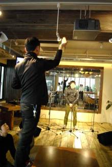 港区赤坂にあるビデオ制作会社のブログ-ステージの照明を調節中