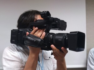 SONY NEX-EA50の実機。肩に担いでみました SONY NEX-EA50の実機。肩に担いでみました